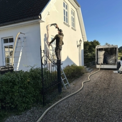 Udvendig arbejde med isolering på facade