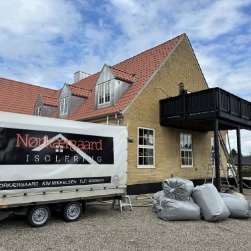 Hulmursisolering på husets facade