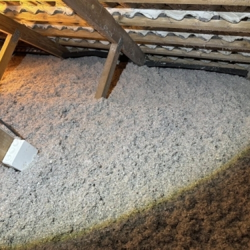 Papiruldsisolering på loft