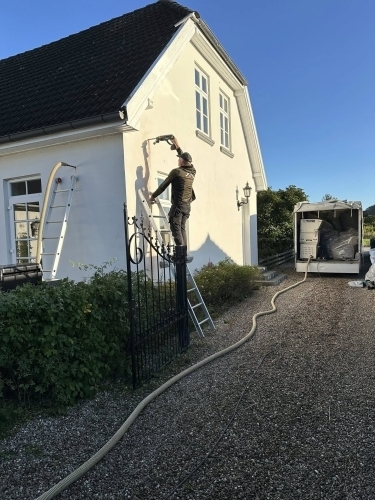 Udvendig arbejde med isolering på facade