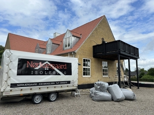 Hulmursisolering på husets facade
