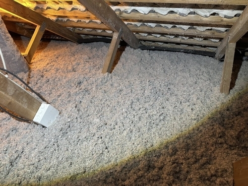 Papiruldsisolering på loft